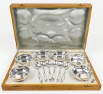 Conjunto de seis taças para sorvete no feitio oitavado, com 6 colheres em metal espessurados a prata da marca Eberle. Obs: itens não possuem sinais de uso e não foram limpos para preservá-los. Med.:40x27cm