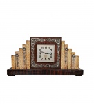 Relógio de mesa francês da marca BAYARD, genuinamente art déco com gabinete em madeira revestida em galalite (com falhas em algumas placas), ornamentado com rosáceas em prata de lei. Corda quebrada.Objeto vendido no estado. 20 x 40 x 7,5 cm.
