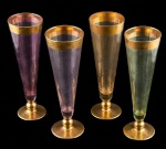 Conjunto com 4 tulipas em cristal europeu com lapidação em baixo relevo, decoração floral interligadas por arcos, frisos e serrilhados ao gosto Saint-Louis. 23x7cm.