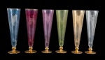 Conjunto com 6 tulipas em cristal europeu com lapidação em baixo relevo, decoração floral interligadas por arcos, frisos e serrilhados ao gosto Saint-Louis. 23x6,5cm.