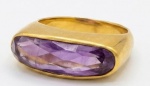 Anel em ouro 18k com ametista lapidada em facetas. Aro: 14. Peso total bruto: 5.2g.
