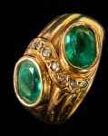 Anel em ouro 750 com 2 pedras verdes e realces com 7 pequenos brilhantes. Med.: aro 13. Peso total: 6g