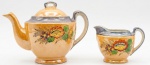Kit leiteira e bule de chá de porcelana com estampa floral da marca Lusterware. Med.: leiteira: 8,5x6cm; bule: 14x7,5 cm.
