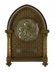 Placa prateada com imagem de São José em metal prateado sobre placa de bronze com colunas laterais, testeira esmaltada e base cinzelada com flores e lírios. 15 x 10 cm.