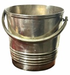 Balde para gelo em prata teor, 900mls. e vestígio de assinatura. Med.: 12 x13 cm. Peso: 349g. Alça descolada.