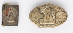 Duas caixinhas para terço em prata cinzeladas em relevo. Ausência de contraste. 3 x 2,5 cm e 4,5 x 3 cm. Peso: 23g.