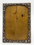 Antigo porta retratos com moldura em prata portuguesa, cinzelada com flores e folhagens ( uma Folha quebrada). Contraste: Javali II TÍTULO e punção do prateiro.  23 x 16 cm.