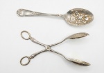 Duas peças em metal inglês de Shefield, espessurados a prata com rico cinzelado, A saber: 1 pegador de saladas e 1 colher. 22 cm.