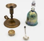 Quatro peças diversa, a saber: 1 sineta de vidro iridescente (15 cm.), 1 colher para açucareiro (11cm.), 1 caixa com rosto de São Pedro em metal prateado (1 x 3cm).