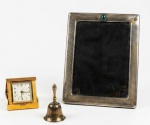 Relógio alemão da marca Seth Thomas (corda quebrada), porta retrato em metal RIVA encimado por cabochon verde e uma pequena sineta.