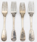 Conjunto com 4 garfos para sopa no modelo "Chinon" em prata com contraste ilegível. 2 delas com mossas. Med.: 20 cm. Peso: 207 g. Atenção: Apresenta monograma.