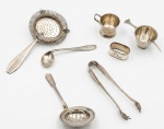 Sete peças diversas em metal, sendo: 1 coador de drinks, dois medidores de doses, 1 argola para guardanapos, 1 colher para bebês e 1 pegador de gelo.