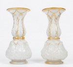 Par de vasos franceses em opalina branca com decoração em alto relevo com motivos vegetalistas e contornos realçados com filetes dourados a ouro (algumas falhas na douração). Possivelmete do primeiro quartel do século XX e provavelmente da Cristaleria BACCARAT. 36 x 16 cm.