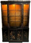 Vitrine tipo breakfront em estilo chinoiserie em laca negra com ornamentação feita à mão, com filetes, arabescos e grafismos dourados. Portas inferiores com cenas tradicionais orientais, aves, folhagens e rochedos em policromia com relevos. Portas superiores envidraçadas com prateleiras interna de vidro e iluminação embutida. 203 x 140 x 35cm. Retirada com agendamento em Copacabana.
