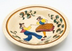 Saladeira alemã decorada com cena de dança camponesa,  cercada por motivos vegetalistas em policromia. Manufatura VILLEROY & BOCH (1890 e 1910), produzida em Mettlach e Wallerfangen. Apresenta dois bicados no verso. 6,5 x 31 cm.