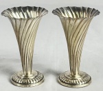 Par de floreiras no feitio de cornucópia em prata contrastada, teor 925 ml. 10 x 7 cm. Peso total bruto: 165.5g. É provável que haja recheio nas bases,