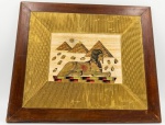 Papiro Egípcio representando Esfinde e as Pirâmides. Medida com moldura: 63 x 73 cm. Sem moldura: 26 x 37 cm. Apresenta falhas no paspatur.
