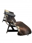 Chaise lounge estilo Le Corbusier, revestida em couro bovino. Medidas 160 x 40 cm.