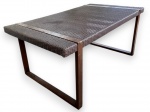 Mesa com estrutura metalica e tampo de palha  em trama sintética. Medidas: 76X1,73X100 cm. Retirada no bairro HORTO, diante o agendamento.