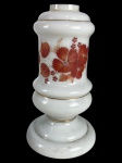 Base de abajur na cor opalina com decoração floral. Medidas: 26 x 14 cm. Apresenta bicados na parte superior da base.
