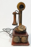 Antigo telefone dito: "castiçal" com sua caixa de campainha em madeira nobre. Fiação original. Bocal de baquelite quebrado. ìtem de colecionador.