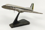 Miniatura de aeronave de passageiros Vickers Viscount em metal, sobre base giratória com inscrições da FAB. Item para colecionadores. 17 x 46 x 30 cm.