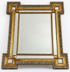 Espelho de parede retangular, bisotado, estilo clássico com moldura em patina com folhas de ouro com recortes no perfil em sentido geométrico. 75cm x 95cm.
