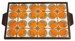 Bandeja dos anos 1970 em madeira nobre com ladrilhos da época de flores estilizadas com predominância na cor laranja. Um dos azulejos desnivelado. 53 x 32 cm.