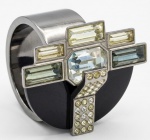 SWAROVSKI - Anel em metal ebanizado e prateado com cascata de cristal. Peça assinada. Aro 15.