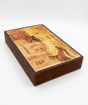 Caixa de madeira guarnecida por duas placas de cerâmicas pintadas a mão com figuras rupestres. ASSINADA. Med.: 8 x 27 x 43cm.