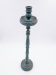 Castiçal estilo tocheiro em madeira entalhada com pátina na cor azul. Med.: 55 x 14cm.