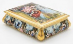 Caixa de porcelana com pintura policromada realçes em ouro com cenas de galanteio. 5 x 19 x 13 cm.
