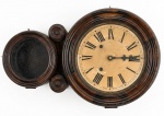 Relógio de parede da marca Ansonia, Set Thomas e Igrahan. Data da patente: Oct. 18. 1871.Gabinete em madeira com folgas na laminação.