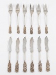 Talheres para peixes em prata  Sterling peruana, 925. A saber: 6 facas e 6 garfos ricamente cinzelado com motivos fitomórficos. Punção do prateiro ARIAS. 478.6g