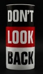 OSCAR MARINÉ - "DONT LOOK BACK" - Vaso contemporâneo em porcelana portuguesa, manufatura - VISTA ALEGRE. Edição limitada, Número 63 de uma tiragem de 500 exemplares. Assinado no verso e datado de 2010. 28 x 13 cm.
