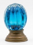 Pinha gomada de Murano azul royal sobre base de bronze. Atenção: base descolada. 10 cm.