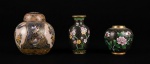 Conjunto com três peças diversas orientais. A saber: dois vasos em Cloisonè e um potiche em porcelana com rica policromia. Med.: 13 x 11 x 8cm.