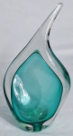 ANÔNIMO - Gota - Escultura em bloco de Murano com base e laterais translúcidas e corpo na cor verde. Med.: 26 x 14 cm.