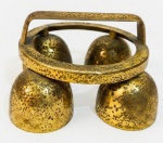 Sino carrilhão de atar em bronze. Apresenta manchas. 8 x 13 cm.