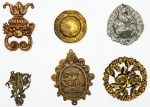 Lote composto por 6 adereços diversos em bronze. Menor: 8,5 cm. maior: 15 x 11,5 cm.
