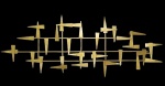 CÉSAR JUSTEN - Escultura de parede confeccionado em ferro jateado na cor dourada. Med.:37 x 97 cm.