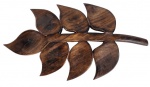 CÉSAR JUSTEN - Escultura de parede em Jacarandá entalhado no feitio de galho com folhas. Med.:4 x 43 x 80 cm.
