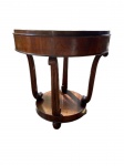 Mesa lateral em nogueira estilo Queen Anne com tampo arredondado sustentado por pernas curvas que são ligadas em outra plataforma circular sobre pés de bola.Med: 64 x 61 cm