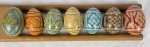Pysanky - Coleção composta por 7 ovos em madeira, provenientes do Leste Europeu, com pinturas diversas. Med.: 5 cm.