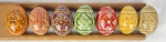 Pysanky - Coleção composta por 7 ovos  em madeira, provenientes do Leste Europeu, com pinturas diversas. Med.: 5 cm.