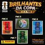 2026 - BRILHANTES - FWC5 a FWC8 - BOLA E EMBLEMAS DAS SEDES - 04 Figurinhas Originais PANINI RETIRADAS DOS PACOTES em ordem para colar nas páginas 2 e 3 do ÁLBUM da COPA DO MUNDO FIFA 2026 - Imagem ilustrativa de uma das peças do acervo, o cliente vai receber a Seleção descrita neste anúncio original PANINI