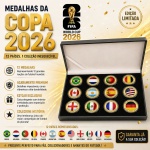 ESTOJO COM 12 MEDALHAS COLORIDAS - COPA DO MUNDO 2026 - Países: Alemanha, Argentina, Bélgica, Brasil, Canadá, Espanha, EUA, França, Holanda, Inglaterra, México e Portugal. 40.0 mm - Flor de Cunho