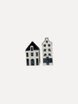 Par de miniaturas do destilado holandês Bols Genever, acondicionado em recipientes de cerâmica esmaltada modelados como casas tradicionais de Amsterdã, com decoração em azul-cobalto sobre fundo branco. Produzidas pela Bols, Amsterdam 1575, exclusivamente para a KLM, correspondentes aos modelos numerados 28 e 64, ambos datados de 2019 e com capacidade de 35 ml.