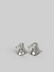 Par de esculturas decorativas em cristal incolor maciço, modelado manualmente a quente, representando cabeças de cavalos em composição estilizada, com crinas relevadas, focinhos alongados e bases integradas ao corpo. Ambas conservam etiquetas ovais douradas da manufatura Unicristal Indaial SC. Produção brasileira. Bom estado geral. Medindo: