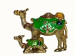 Par de caixas decorativas em formato de camelos, sendo um adulto e um filhote, confeccionadas em metal dourado texturizado, com mantas em esmalte verde, detalhes em vermelho, azul e âmbar, além de aplicações de pedrarias incolores. As mantas possuem tampas articuladas, formando pequenos compartimentos porta-objetos.